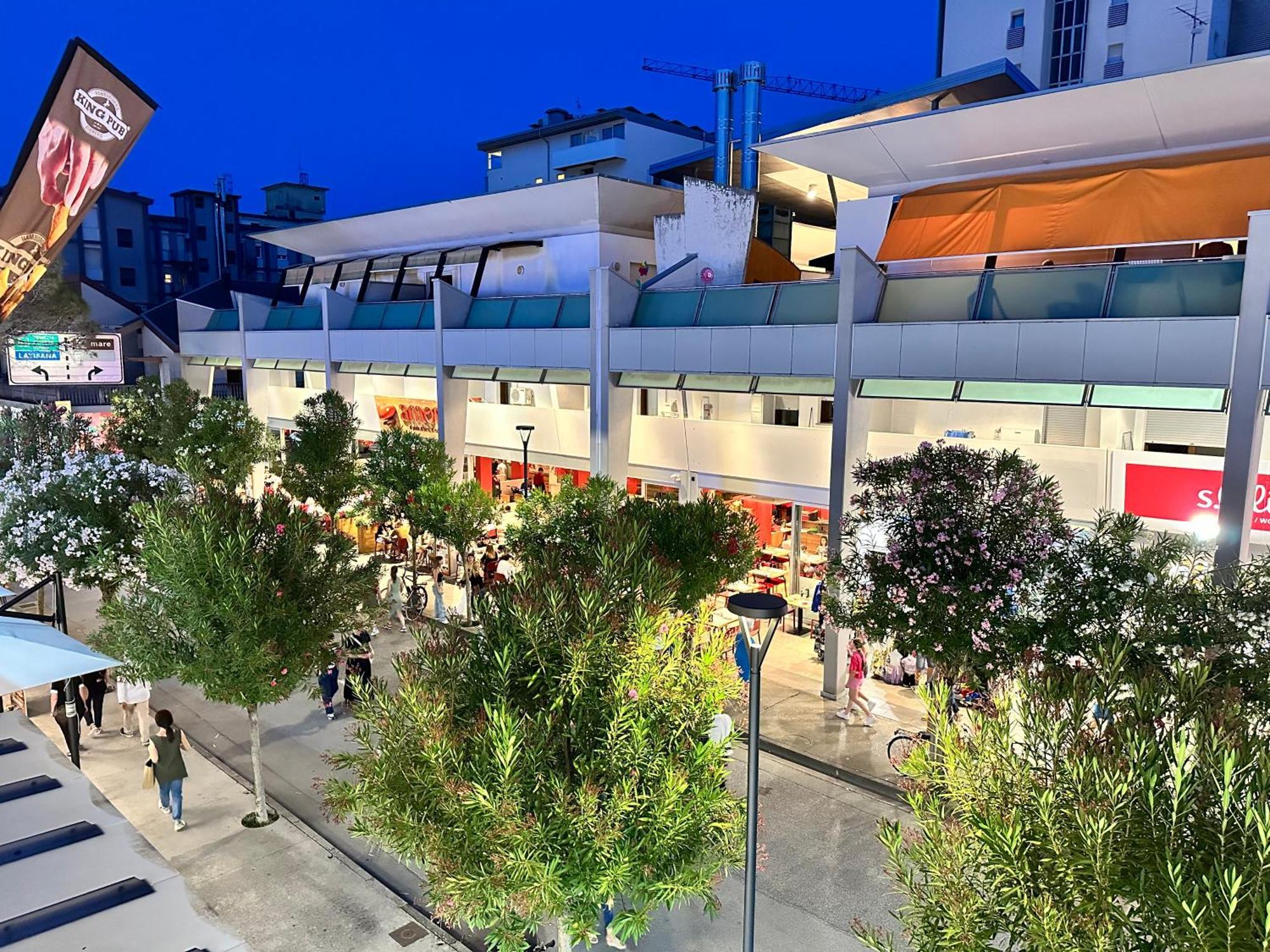 Nuovo Condominio Con Piscina E Garage Bibione Eksteriør billede